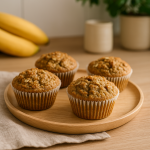 Frisch gebackene High Protein Airfryer Muffins mit Banane und Haferflocken – gesund, fluffig und perfekt zum Frühstück.