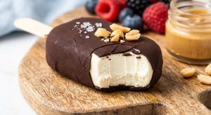 Viral: 3-Zutaten Hüttenkäse Eis-Riegel – Proteinreich & Genial! 1 Viraler Hüttenkäse-Eis-Riegel mit Schokoladenhülle