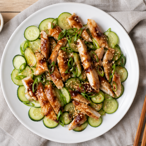 Proteinreicher Gurkensalat mit Hähnchen