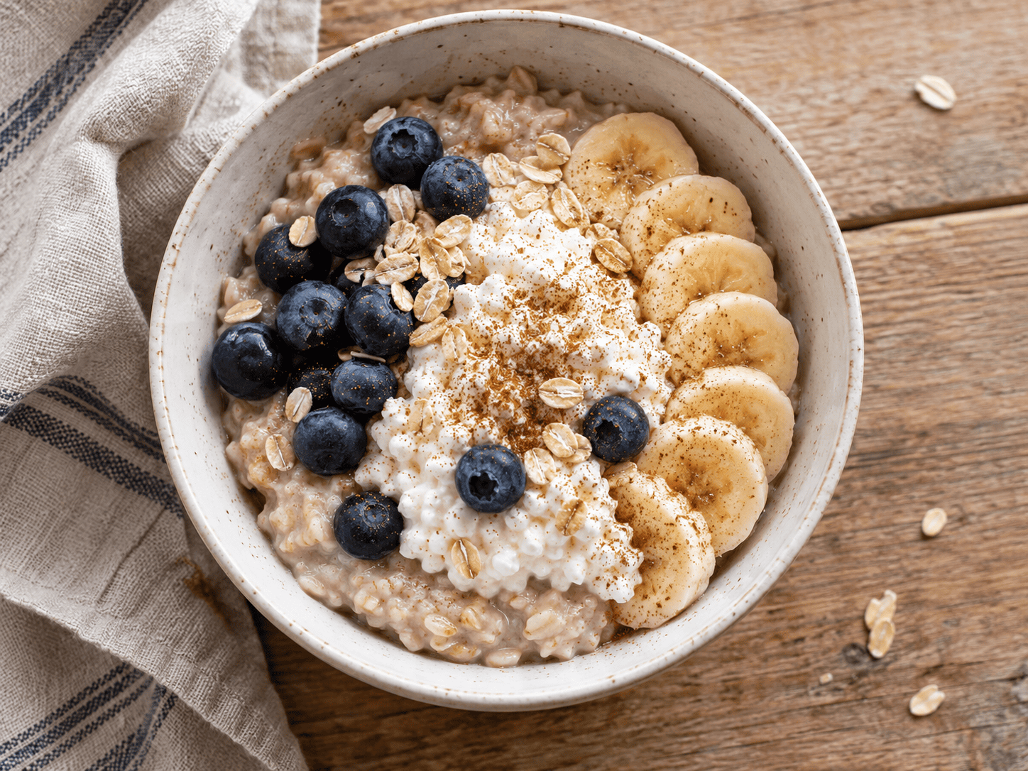 Cremige Haferflockenbowl mit Hüttenkäse, Beeren, Banane und Chiasamen