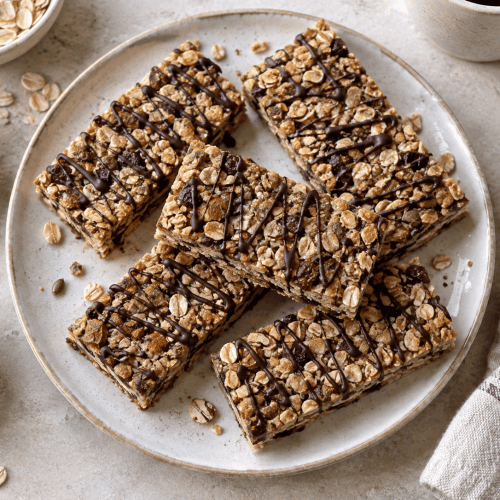 Selbstgemachte schokoladige Proteinriegel mit Haferflocken und Erdnussmus