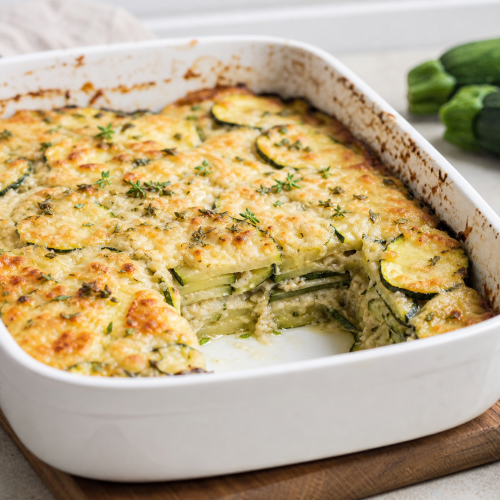 Veganer Zucchini Auflauf mit Linsen, Tofu und veganer Käsekruste in einer Auflaufform