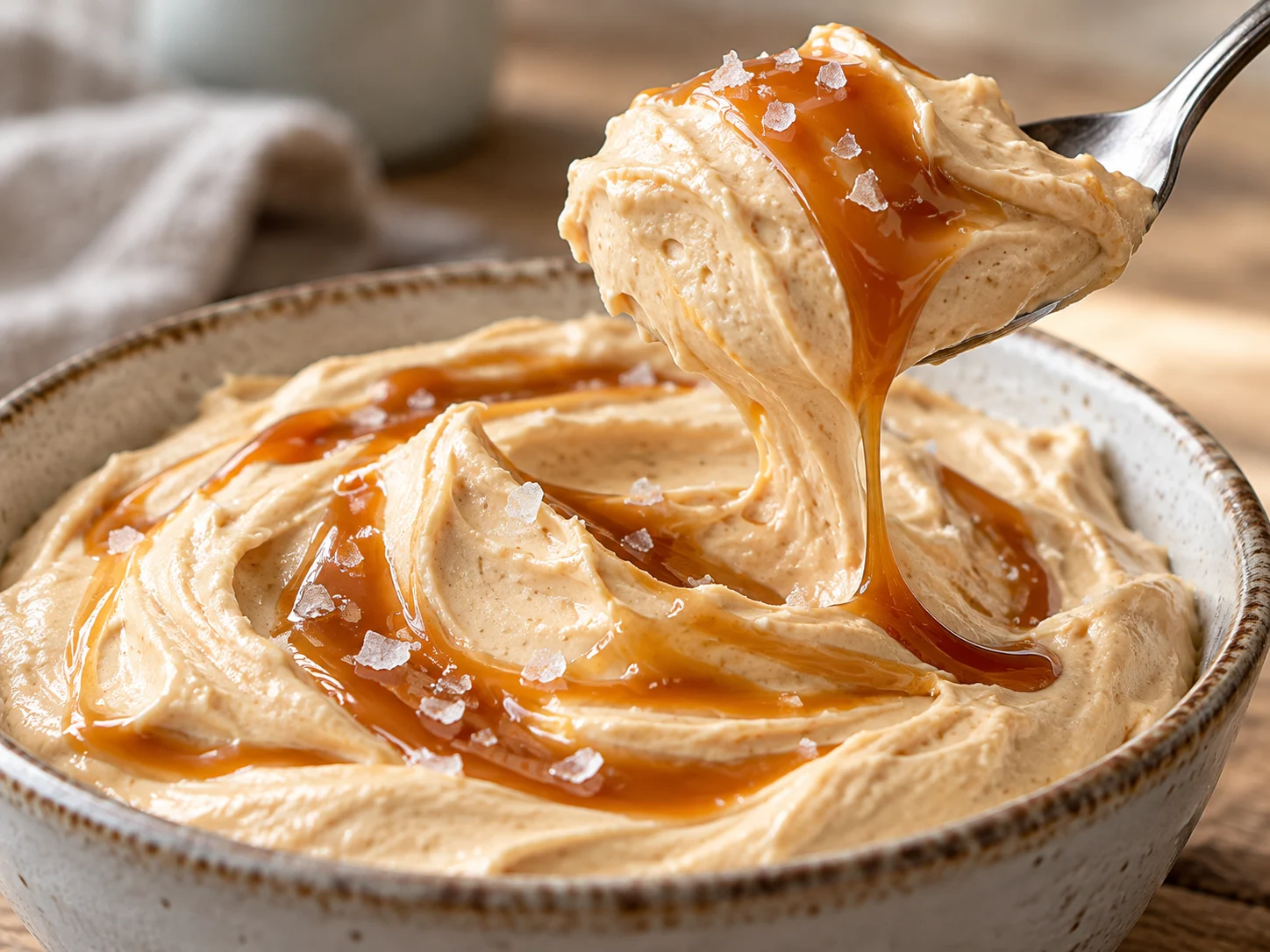 High-Protein Salted-Caramel-Fluff im Glas mit Löffel und Karamellsirup