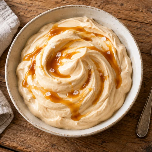 High-Protein Salted-Caramel-Fluff im Glas mit Löffel und Karamellsirup